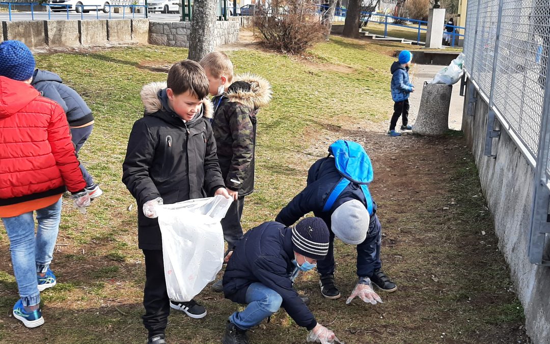 Veselo pomladno čiščenje šolske okolice