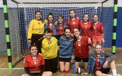 Šolska rokometna ekipa st. deklic uspešno nastopila v Izoli