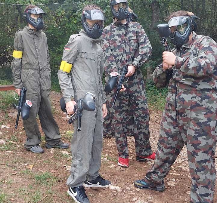 Devetošolci na paintballu